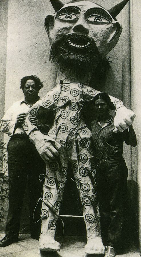 Diego García és Frida Kahlo júdás-gyűjteményük egyik darabjával.