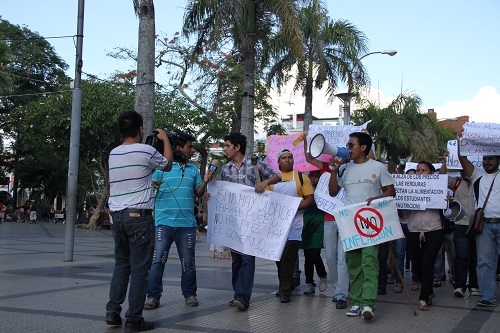 Cacerolazo estudiantil en el centro de Santa Cruz, Bolivia