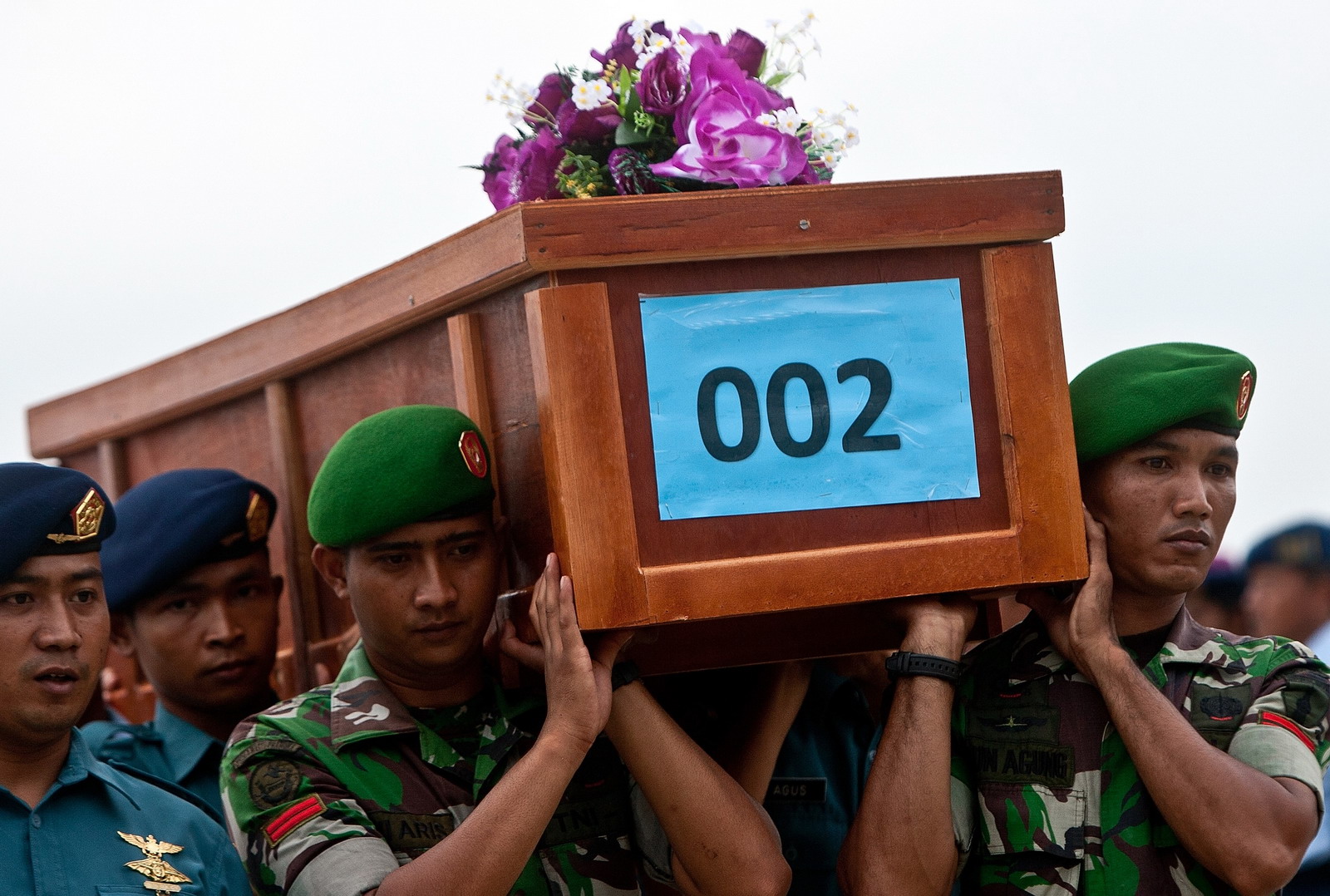 AirAsia: visszatértek az első holttestek a reptérre