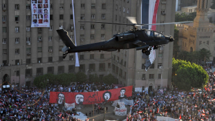 Megérkeztek az Apache helikopterek Egyiptomba