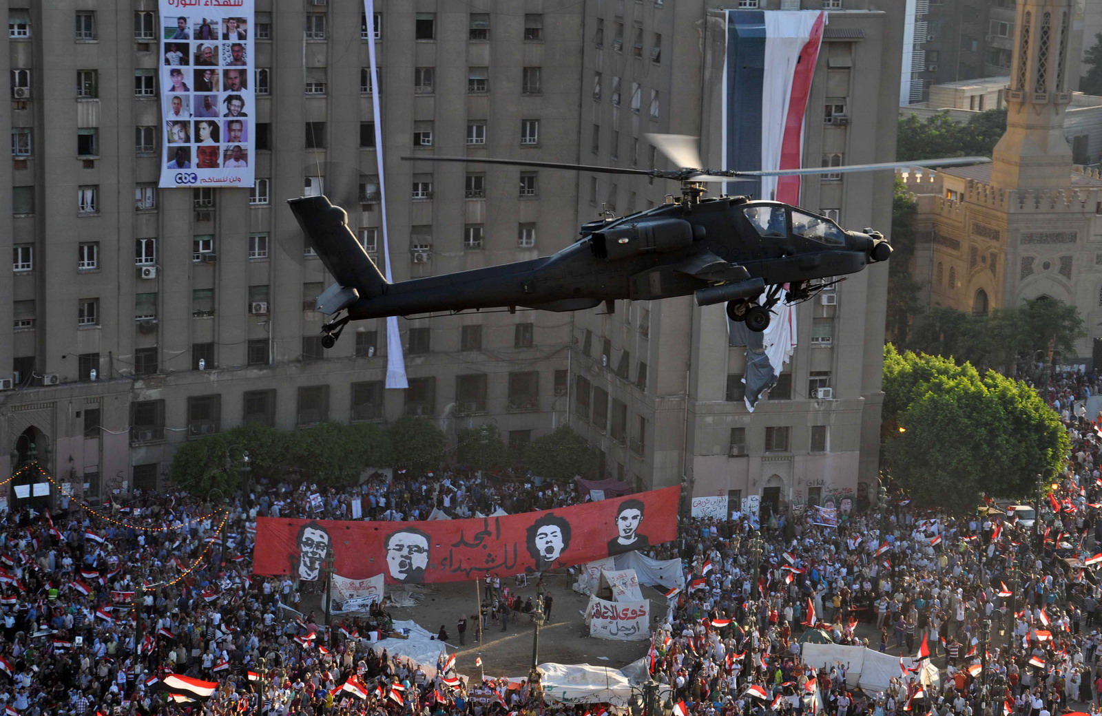 Megérkeztek az Apache helikopterek Egyiptomba
