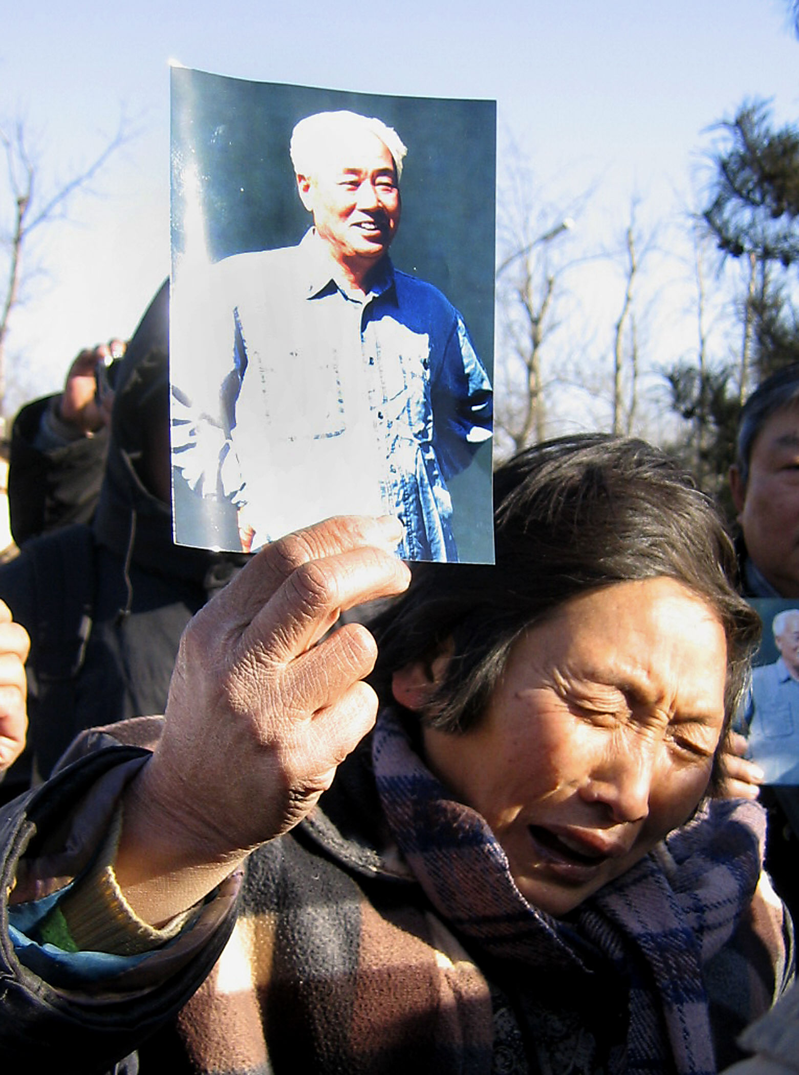 Megemlékezés rendőr kordon mögött Pekingben