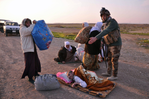 Kurd pesmerga harcos segít egy frissen elengedett jazidi családot.  