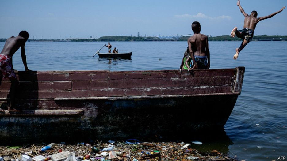Tízmillió brazil szennyvizében versenyeznek a szörfösök