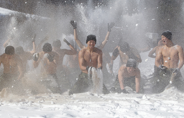 Hóban, jégben edzenek a dél-koreai katonák