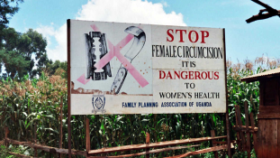 Brutális szexuális szertartás elől bujkált több száz diáklány Tanzániában