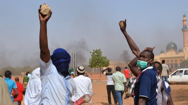Charlie Hebdo: Lángolnak a keresztény templomok Nigerben