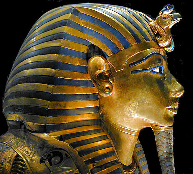 Letört Tutanhamon szakálla. De visszaragasztották
