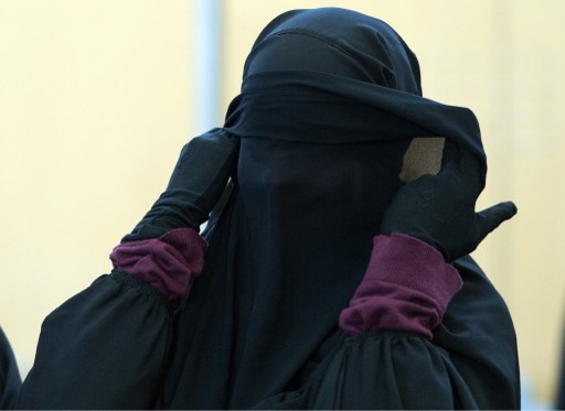 Kétrétegű fátyol viselésére kötelezik a nőket a “kalifátusban”