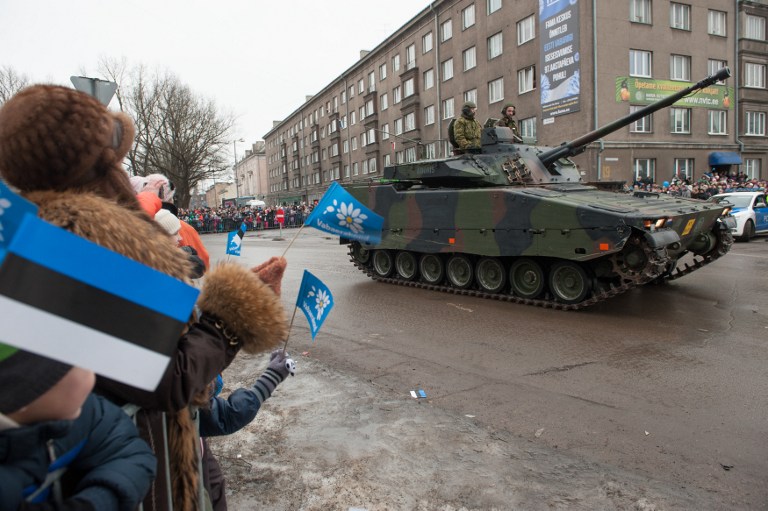 NATO erődemonstráció 300 méterre az orosz határtól (videóval)