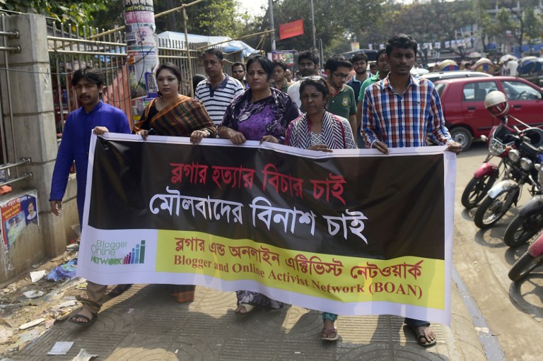 Bozótvágó késsel végeztek egy szabadgondolkodó bloggerrel Bangladesben