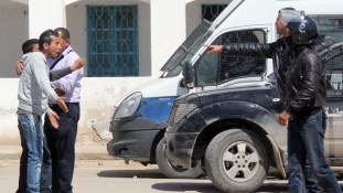 Kényszeralku a líbiai benzincsempészekkel Tunéziában