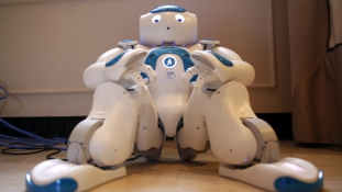 Nao, a robot 19 nyelven köszönti a bank ügyfeleit Japánban