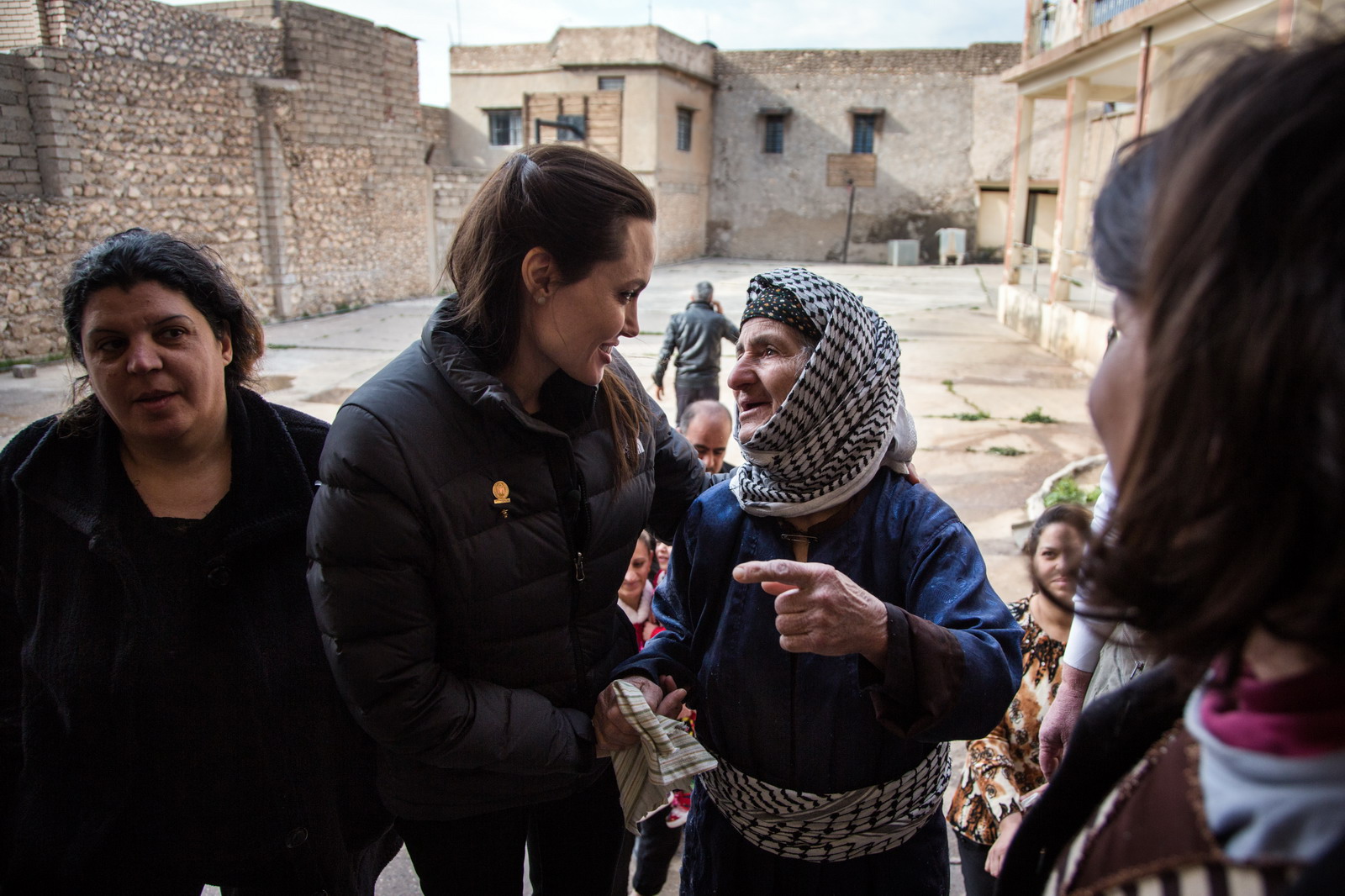 Miről beszélget jazidi asszonyokkal Angelina Jolie?