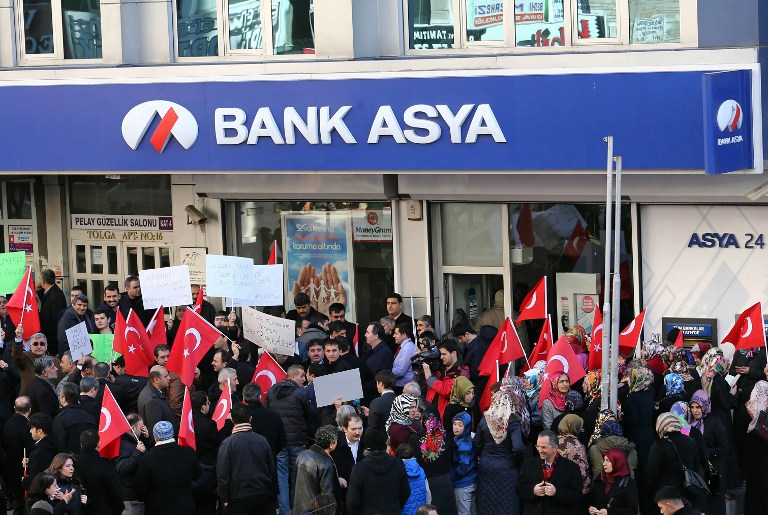 Politikai kavar a török bank körül