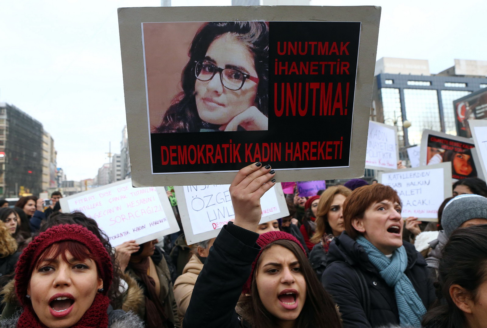Tüntetés Törökországban: nők vitték a meggyilkolt lány koporsóját