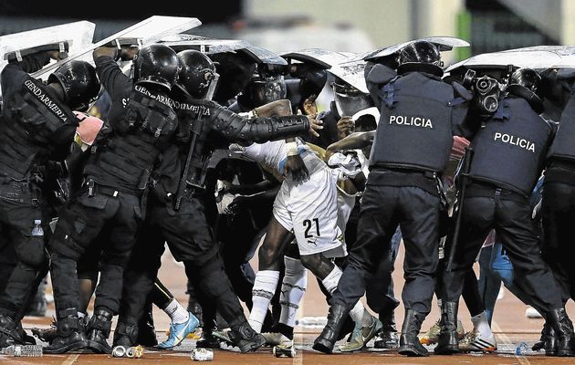 Nagy balhé szakította félbe az Afrika-Kupa elődöntőjét (videóval)