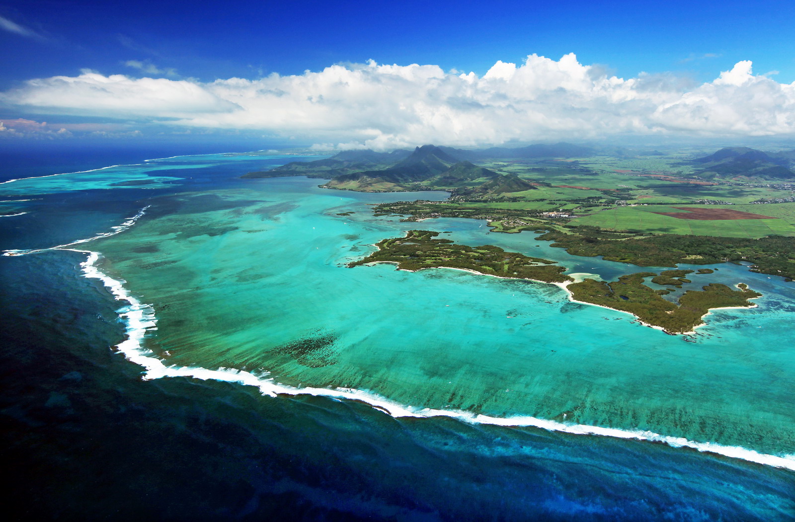 Mauritius a természeti adottságaival, a Fülöp-szigetek szaktudással száll be