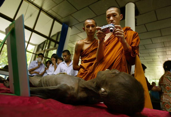 Nem halott, csak meditál – hány év alatt lesz Buddha a múmiából?