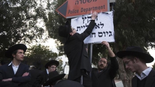 Izrael: Rendőrökkel csaptak össze a sorkötelezettség ellen tüntető haszidok