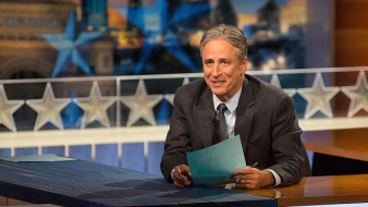 Távozik a Daily Show népszerű műsorvezetője