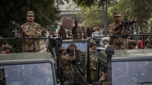 Útszéli bomba ölt Pakisztánban