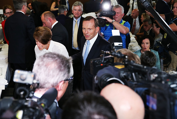 Tony Abbott védekezésre kényszerül