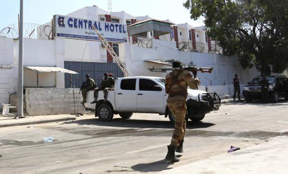 Véres merénylet egy mogadishui szálloda ellen