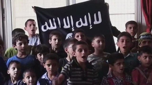 ENSZ: elad, keresztre feszít, élve temet el iraki gyerekeket az ISIS
