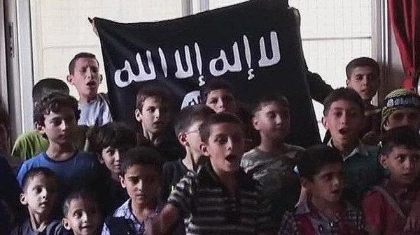 ENSZ: elad, keresztre feszít, élve temet el iraki gyerekeket az ISIS
