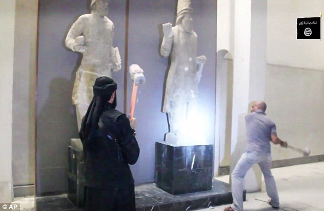 3 ezer éves műalkotásokat vert szét percek alatt kalapáccsal az Iszlám Állam. Videó