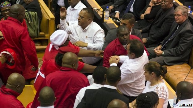 Verekedés a dél-afrikai parlamentben (videóval)
