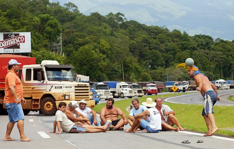 A brazil kamionosok nem viccelnek, amikor sztrájkolnak