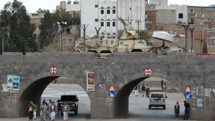 Jemen: Az elnök Rijádban, a légicsapások folytatódnak