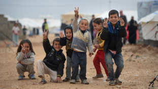 A szíriai gyerekek fele nem jár iskolába – donorkonferencia Kuvaitban
