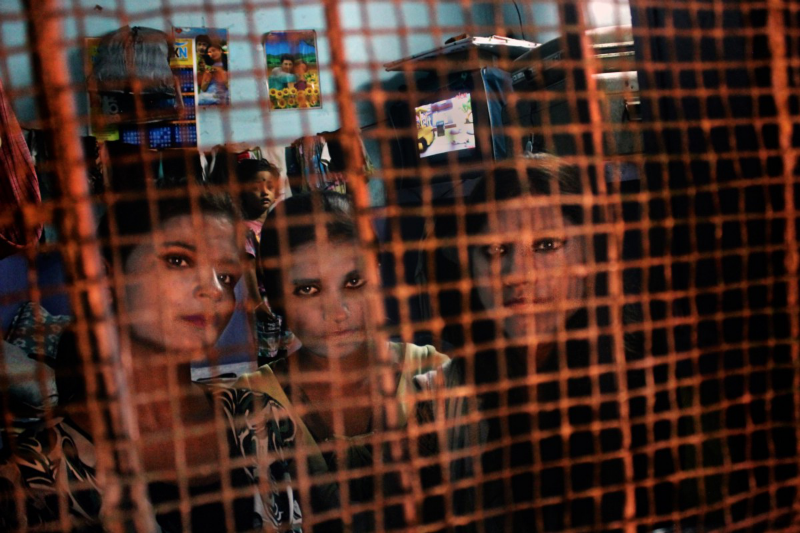 Radhika (17) és a barátai néznek ki egy ketrec zárt ablakából egy bordélyházban, miközben felkészülnek az esti műszakra. Az emberkereskedelem áldozatául esett nők és fiatalok kénytelenek börtönhöz hasonló módon élni, szörnyű körülmények között.