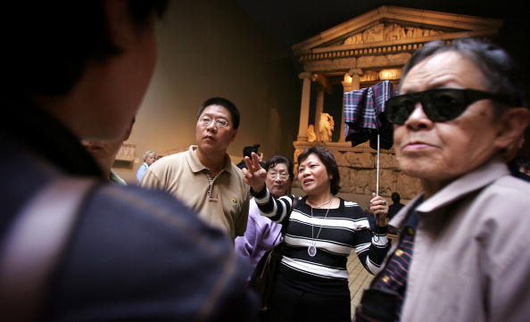 First Chinese Tourists To Visit UK Go Sightseeing