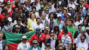 Kolumbia: tízezrek meneteltek a békefolyamat támogatására