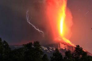 Hajnalban felébredt a Villarrica vulkán Chilében
