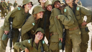 Így buliznak az izraeli katonalányok – videó