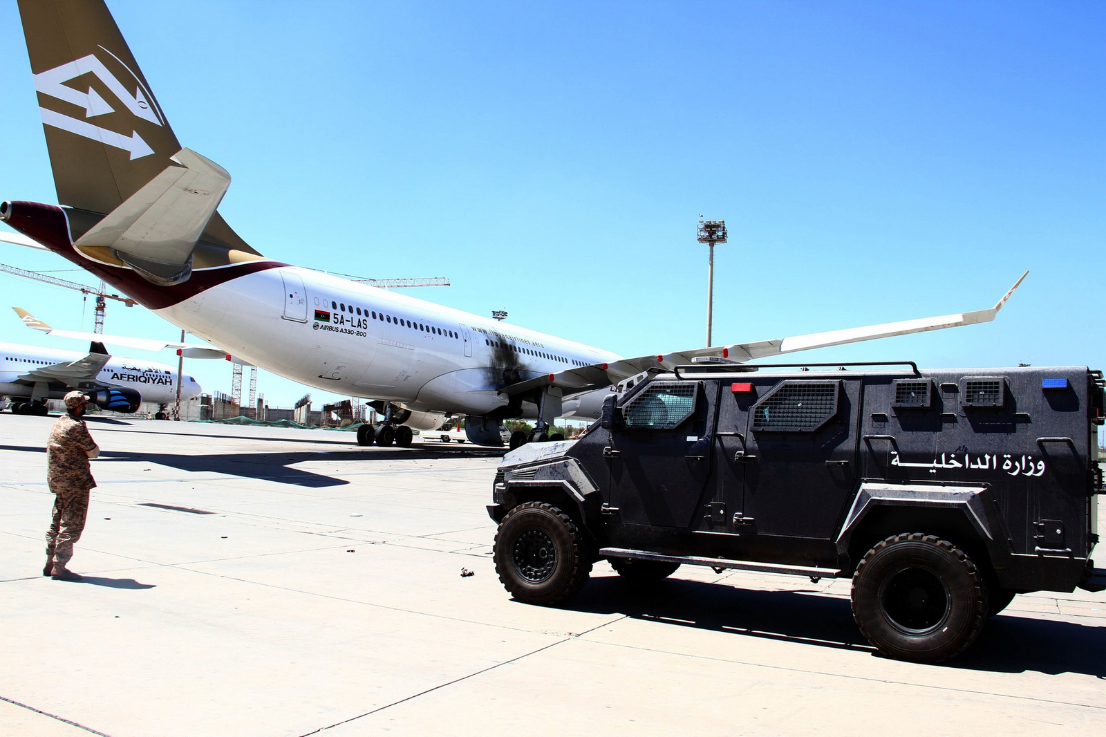 Több mint kínos: A repülőtéren tartóztatták fel a líbiai kormányfőt