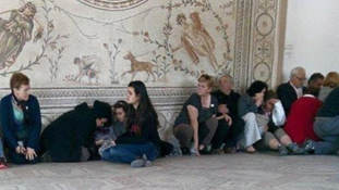Külföldi turisták a tuniszi Bardo múzeumban a terrortámadás idején