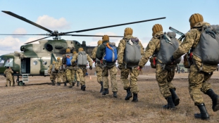 300 amerikai ejtőernyős érkezett Ukrajnába