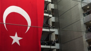 Szigorú büntetés a török zászló meggyalázásáért