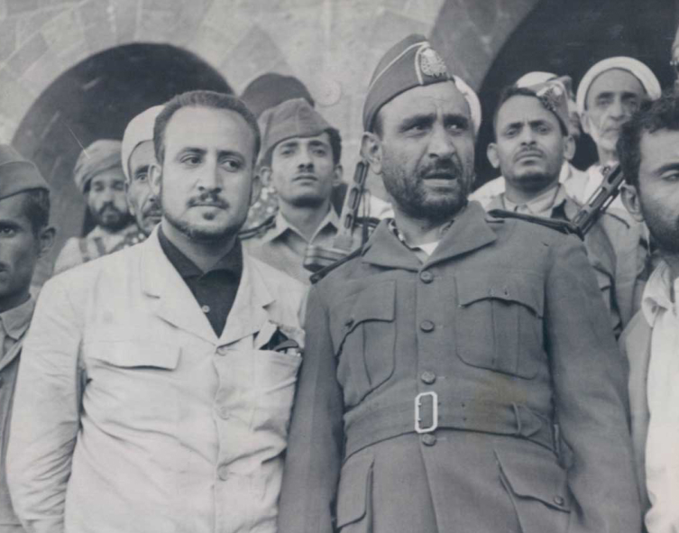 Adbullah asz-Szallál (középen a sötét katonai uniformisban, sapkában). 
