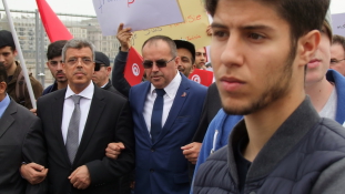 Csenddel a terrorizmus ellen – a békéért meneteltek Tunézia barátai