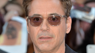 Robert Downey kirohant a stúdióból, amikor a drogról faggatták