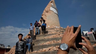 Selfieözön lepte el a hálót a nepáli tragédiával a háttérben