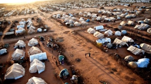 Kenya felszámolná a világ legnagyobb, terroristafészeknek tartott menekülttáborát