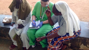 Már gyakornokok is segítenek nekik és tanulnak tőlük – a magyar orvosok 12. napja Ugandában